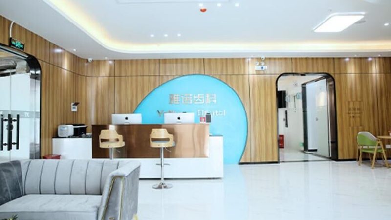 以下是一些适合小县城开设冷光美白店的品牌推荐：